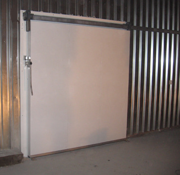 Дверь откатная с ручным приводом CRIODOR для холодильной камеры.
